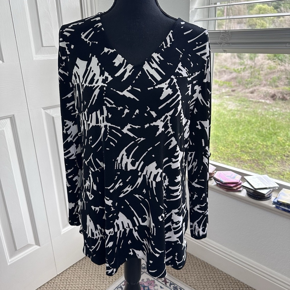 Chicos Travelers Black White Abstract Graphic Print Long Sleeve V Neck Sz 2